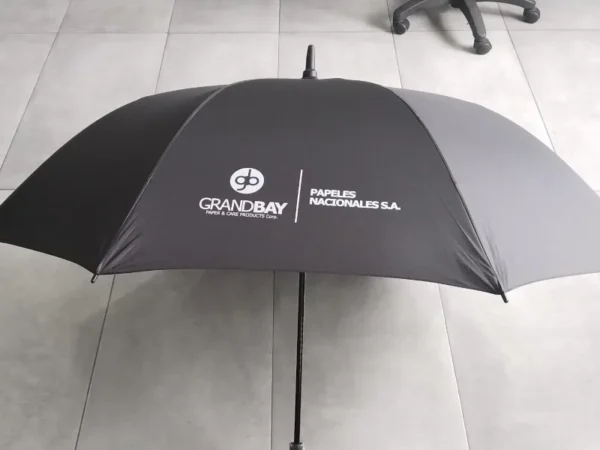 Sombrilla con logo